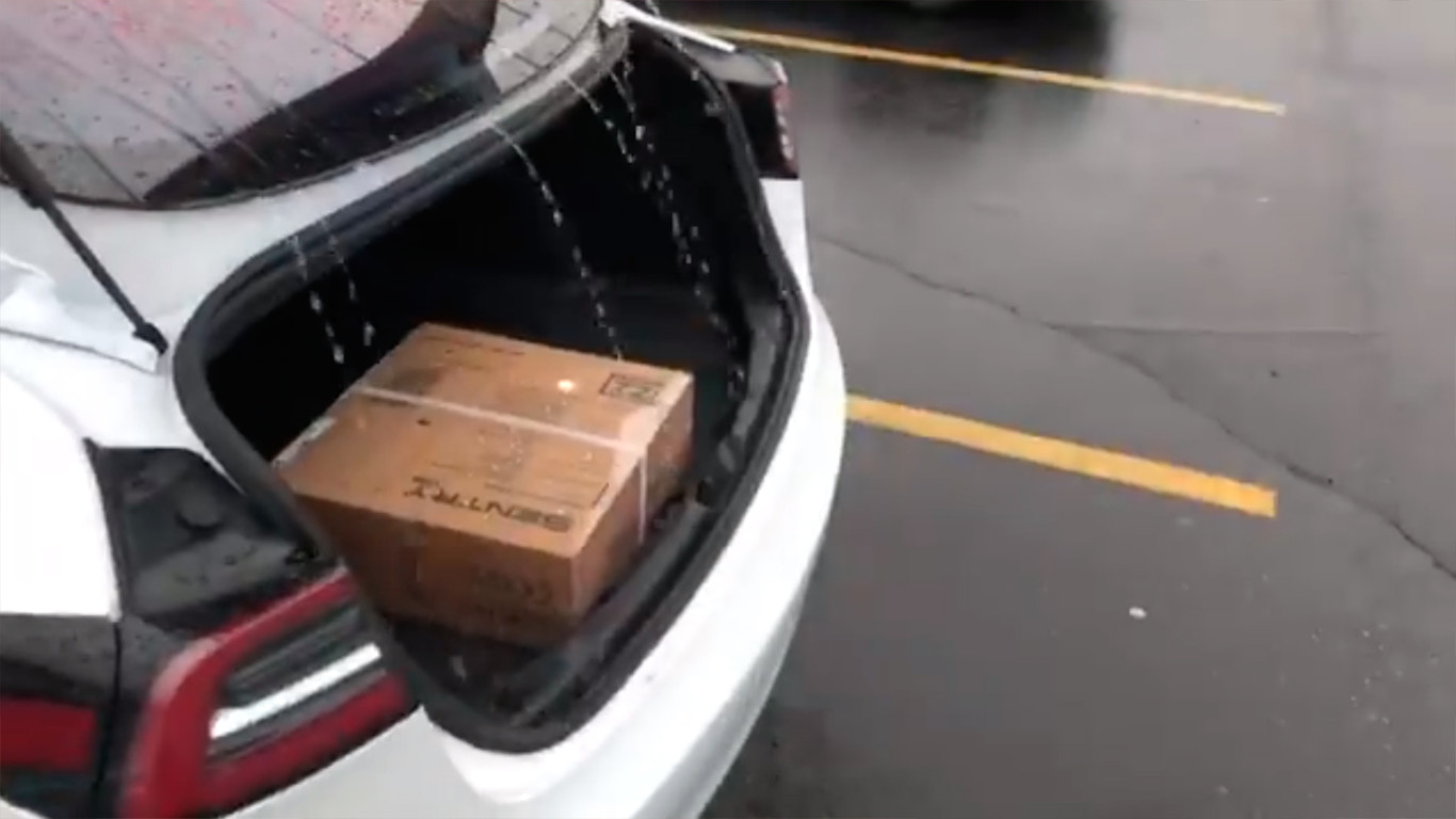Tesla Model 3 oferece aquário na bagageira