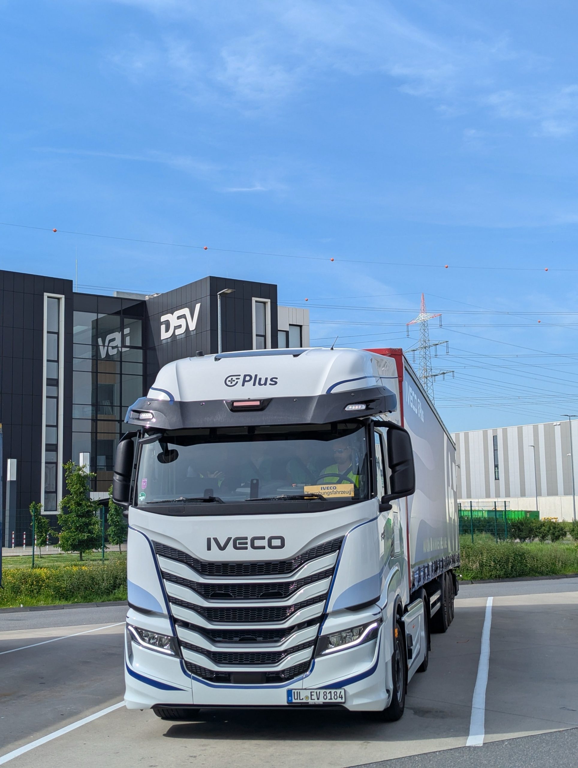 IVECO-Plus-semi-autonomous-truck-scaled