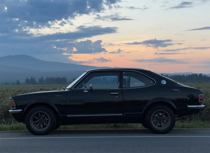 Um Toyota Corolla reconstruido por um curioso