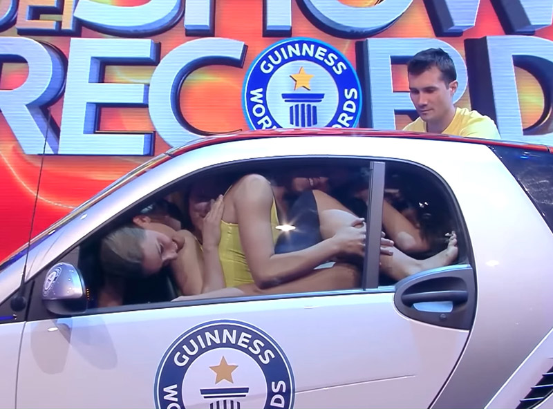 Quantas cheerleaders cabem num Smart?