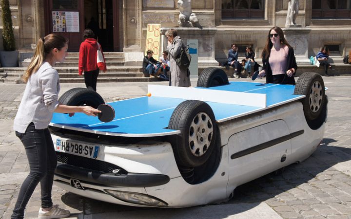 Um carro transformado em mesa de Ping Pong