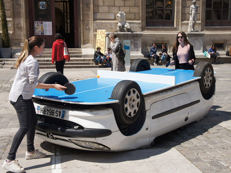 Um carro transformado em mesa de Ping Pong